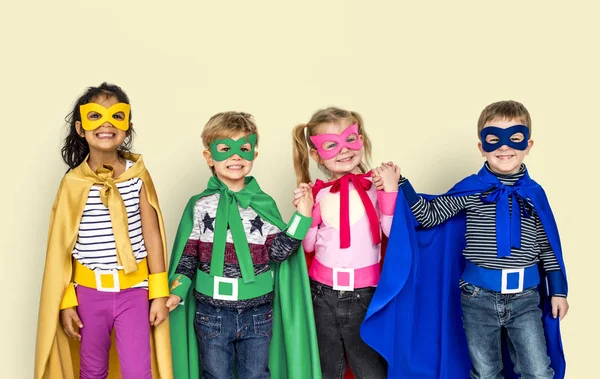 Szczęśliwy Kids w kostiumy super bohaterowi — Zdjęcie stockowe