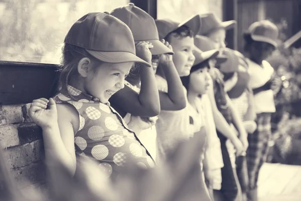 Małych uczniów noszenia czerwonej czapki — Zdjęcie stockowe