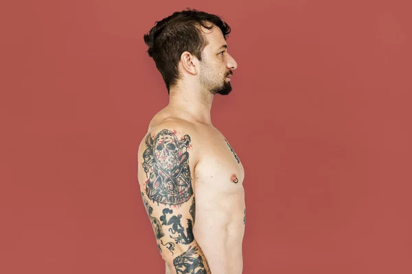 Homem tatuado sem camisa — Fotografia de Stock