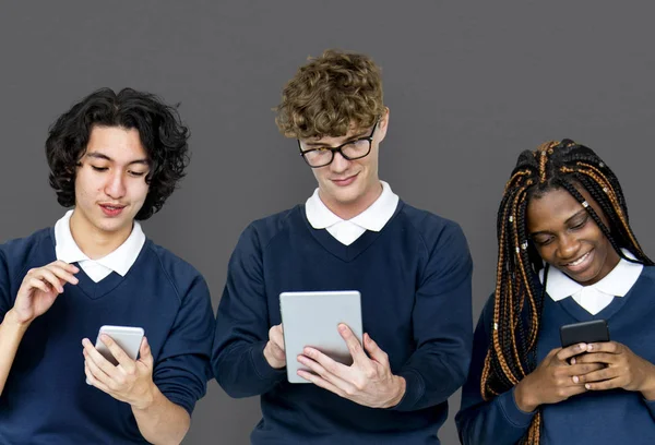 Schüler nutzen digitale Geräte — Stockfoto