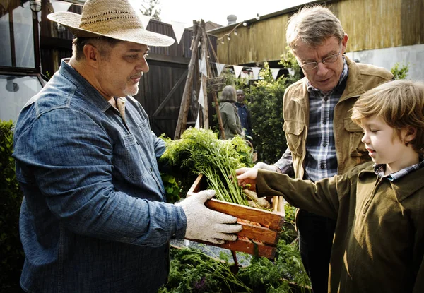 Agricoltori con prodotti biologici naturali — Foto Stock