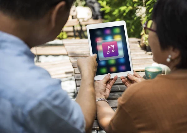 Couple utilisant une tablette numérique — Photo