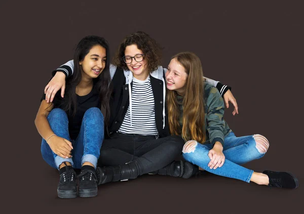 Vänner som sitter på golvet tillsammans — Stockfoto