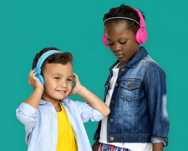 Crianças gostam de ouvir música — Fotografia de Stock