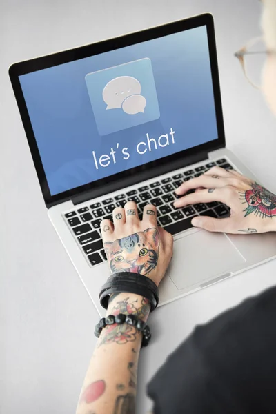 Tattooed person typing on laptop. — Stock Photo, Image