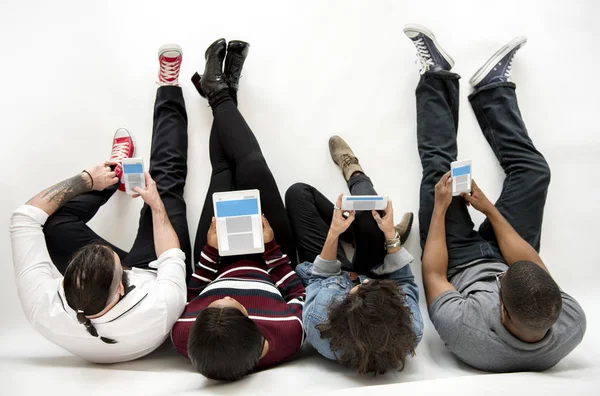 Menschen sitzen auf dem Boden — Stockfoto