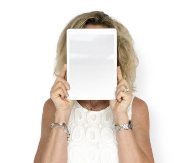 Dijital tablet tutan kadın 