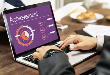 Tipik dizüstü klavye üzerinde iş adamları