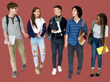 Çanta ile yürüyen öğrenciler