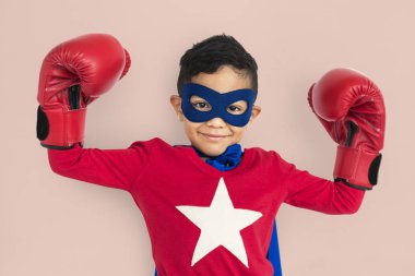 Çocuk giyen süper kahraman kostümü  