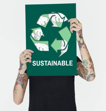 Dövmeli kişi holding afiş.