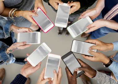 cep telefonları holding insan eller
