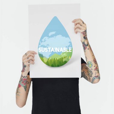 Dövmeli kişi holding afiş.  