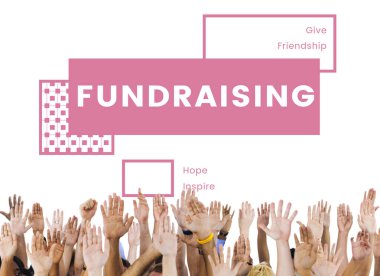 İnsanlar kadar eller yükselterek 