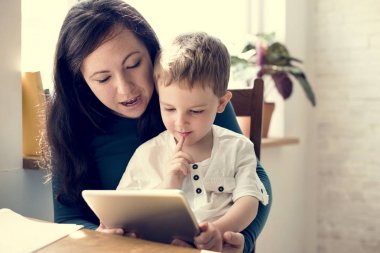Anne ve oğlu tablet kullanma