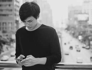 Asyalı adam akıllı telefon kullanma