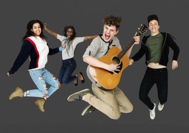 İnsanlar gitar ile atlama