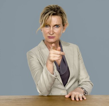 Ciddi olgun bir iş kadını.