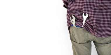 somun anahtarları cebinde ile mühendis