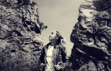 genç kadın yalnız seyahat