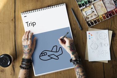 Dövmeli kişi Not Defteri'nde çizim 