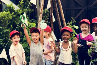 küçük öğrenciler ise bir alan gezileri 