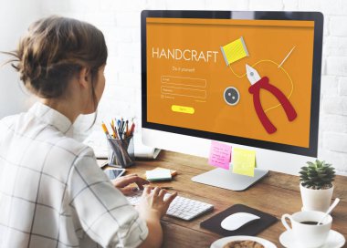 bilgisayar ile çalışan kadın