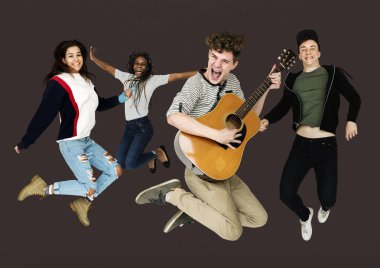 İnsanlar gitar ile atlama