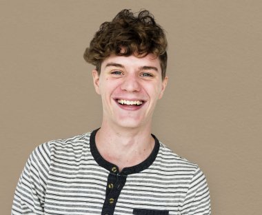 adam mutlu yüz ifadesi ile