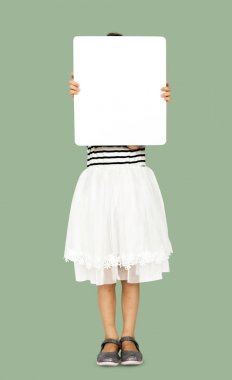 Küçük kız holding boş afiş