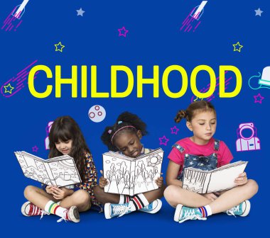 çok ırklı kızlar birlikte eğitim