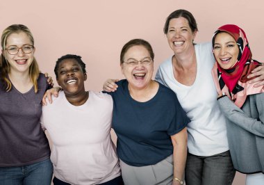 Çok ırklı kadın grubu