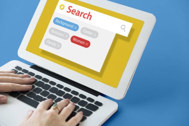 Dizüstü bilgisayarda yazan kadın klavyesi