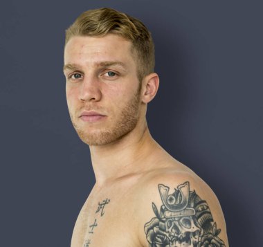 Gömleksiz dövmeli adam