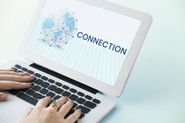 Eller dizüstü bilgisayarda çalışıyor