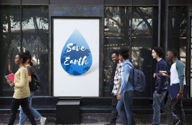 Afişini yürüyen öğrenciler 