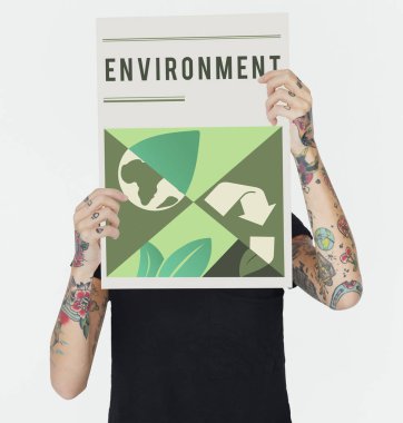 Dövmeli kişi holding afiş.  