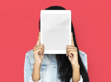 Dijital tablet kapsayan yüz