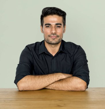 Stüdyoda poz veren adam