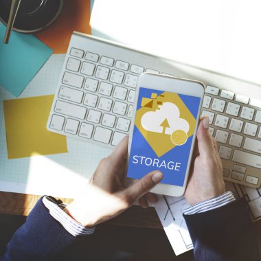 Erkek eller akıllı telefonu tutuyor.