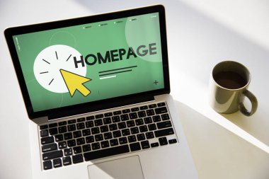 çalışma alanı tablo üstünde laptop
