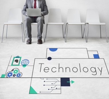 oturma ve dizüstü bilgisayarda çalışan iş adamı