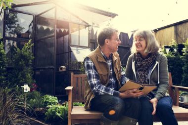 Çift birlikte kitap okumak 