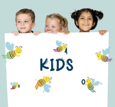 Çocuk afişini saklanıyor