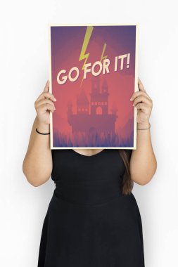 Kadın afişini tutar