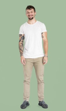 yakışıklı dövmeli adam