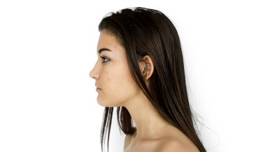 beyaz kadın gömleksiz