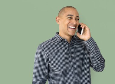 Mobil telefonda konuşurken gülümseyen adam 