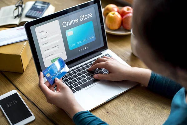 Mujer con tarjeta de crédito — Foto de Stock