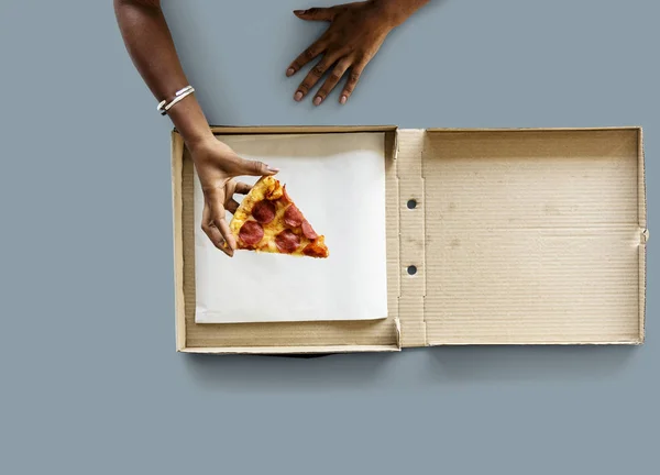 Mano femminile che tiene la pizza — Foto Stock